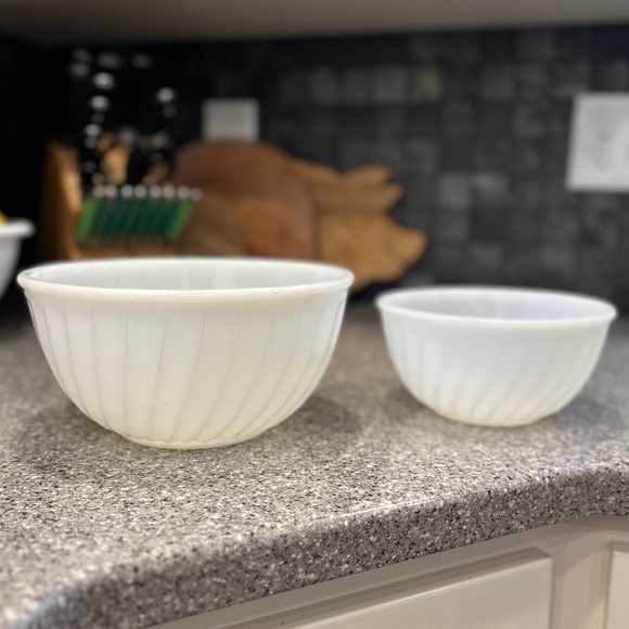 Set of 2 vintage Fire King Anchor Hocking nesting milk glass swirl bowls - Picture 1 of 9